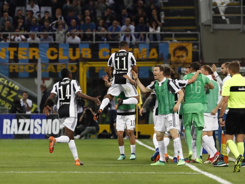 Douglas Costa von Juventus Turin (M,11) schoss das Führungstor beim Sieg gegen Inter Mailand. Foto: Antonio Calanni/AP