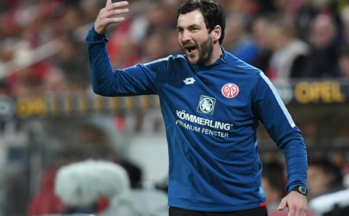 Der Mainzer Trainer Sandro Schwarz fordert vollen Einsatz gegen Leipzig. Foto: Arne Dedert
