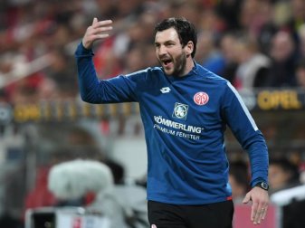 Der Mainzer Trainer Sandro Schwarz fordert vollen Einsatz gegen Leipzig. Foto: Arne Dedert Der Mainzer Trainer Sandro Schwarz fordert vollen Einsatz gegen Leipzig. Foto: Arne Dedert