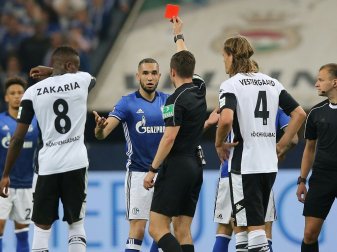 Referee Harm Osmers zeigt Nabil Bentaleb die Rote Karte Referee Harm Osmers zeigt Nabil Bentaleb die Rote Karte