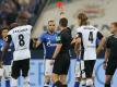 Referee Harm Osmers zeigt Nabil Bentaleb die Rote Karte