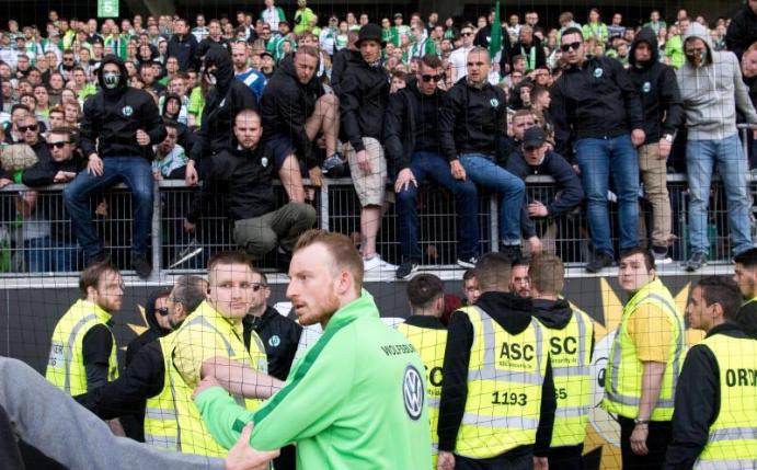 VfL-Spieler Maximilian Arnold stellt sich nach der Heimpleite gegen den HSV den völlig aufgebrachten Fans. Foto: Julian Stratenschulte