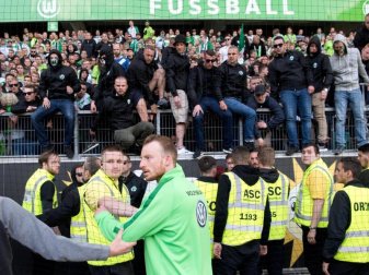 VfL-Spieler Maximilian Arnold stellt sich nach der Heimpleite gegen den HSV den völlig aufgebrachten Fans. Foto: Julian Stratenschulte VfL-Spieler Maximilian Arnold stellt sich nach der Heimpleite gegen den HSV den völlig aufgebrachten Fans. Foto: Julian Stratenschulte