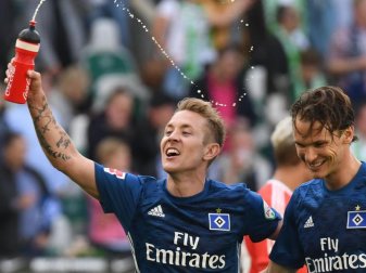 Lewis Holtby (l) und Albin Ekdal feiern den 3:1-Sieg des Hamburger SV in Wolfsburg. Foto: Peter Steffen Lewis Holtby (l) und Albin Ekdal feiern den 3:1-Sieg des Hamburger SV in Wolfsburg. Foto: Peter Steffen