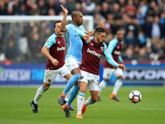 West Hams Manuel Lanzini (r) schirmt den Ball vor Manchester Citys Fernandinho (M) ab. Foto: Adam Davy/PA Wire West Hams Manuel Lanzini (r) schirmt den Ball vor Manchester Citys Fernandinho (M) ab. Foto: Adam Davy/PA Wire