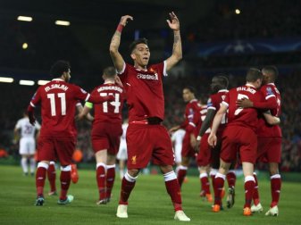 Roberto Firmino (M) hat seinen Vertrag beim FC Liverpool langfristig verlängert. Foto: Dave Thompson/AP Roberto Firmino (M) hat seinen Vertrag beim FC Liverpool langfristig verlängert. Foto: Dave Thompson/AP