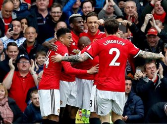 Manchester Uniteds Paul Pogba (2.v.l) und seine Teamkollegen jubeln über den Führungstreffer gegen Arsenal. Foto: Martin Rickett/PA Wire Manchester Uniteds Paul Pogba (2.v.l) und seine Teamkollegen jubeln über den Führungstreffer gegen Arsenal. Foto: Martin Rickett/PA Wire