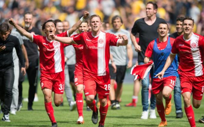 Bundesliga wir kommen: Die Spieler von Fortuna Düsseldorf jubeln über den Aufstieg. Foto: Sebastian Kahnert
