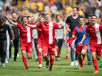 Bundesliga wir kommen: Die Spieler von Fortuna Düsseldorf jubeln über den Aufstieg. Foto: Sebastian Kahnert Bundesliga wir kommen: Die Spieler von Fortuna Düsseldorf jubeln über den Aufstieg. Foto: Sebastian Kahnert