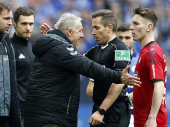 Spiel mit Folgen: Schiedsrichter Tobias Stieler (2.v.r.) beim Disput mit Freiburg-Coach Christian Streich. Foto: Ina Fassbender