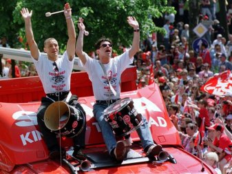 Ciriaco Sforza (r) und Martin Wagner feiern den FCK-Meistertitel 1998. Foto: Bernd Weissbrod Ciriaco Sforza (r) und Martin Wagner feiern den FCK-Meistertitel 1998. Foto: Bernd Weissbrod