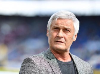 Armin Veh richtet den Blick nach vorn, auf den schnellen Wiederaufstieg mit dem 1. FC Köln. Foto: Uwe Anspach Armin Veh richtet den Blick nach vorn, auf den schnellen Wiederaufstieg mit dem 1. FC Köln. Foto: Uwe Anspach