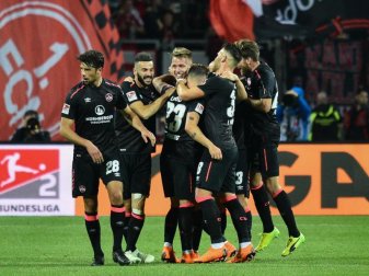 Die Spieler des 1. FC Nürnberg feiern das Tor zum 1:0 gegen Eintracht Braunschweig durch Ondrej Petrak (M). Foto: Nicolas Armer