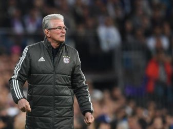 Münchens Trainer Jupp Heynckes verfolgt das Spiel an der Seitenlinie. Foto: Andreas Gebert