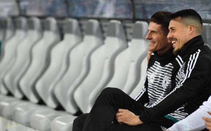 Mario Gomez (l) und Sandro Wagner wollen beide zur WM in Russland. Foto: Marius Becker