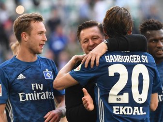 Sie glauben wieder an die Rettung: Trainer Christian Titz und seine HSV-Profis. Foto: Peter Steffen