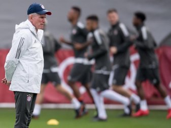 Unter Aufsicht von Jupp Heynckes (l) findet das Training des FC Bayern München statt. Foto: Sven Hoppe Unter Aufsicht von Jupp Heynckes (l) findet das Training des FC Bayern München statt. Foto: Sven Hoppe