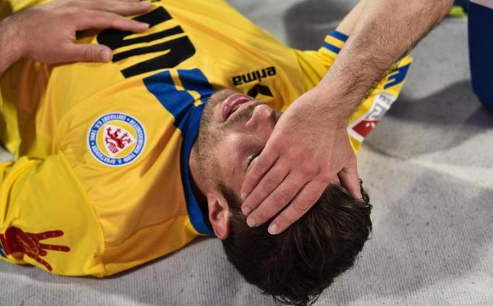 Braunschweigs Patrick Schönfeld wird während des Spiels gegen Nürnberg verletzt am Boden liegend behandelt. Foto: Nicolas Armer