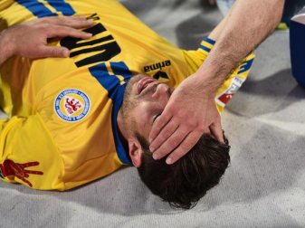 Braunschweigs Patrick Schönfeld wird während des Spiels gegen Nürnberg verletzt am Boden liegend behandelt. Foto: Nicolas Armer Braunschweigs Patrick Schönfeld wird während des Spiels gegen Nürnberg verletzt am Boden liegend behandelt. Foto: Nicolas Armer