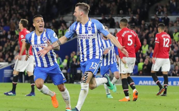 Pascal Groß (r) jubelt mit einem Teamkameraden über sein Tor gegen Manchester United. Es ist sein erster Treffer für Brighton & Hove Albions. Foto Gareth Fuller/PA Wire Foto: Gareth Fuller