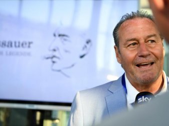 Huub Stevens, ehemaliger Trainer von Schalke, gibt vor der Uraufführung des Assauer-Films in der Veltins-Arena ein Interview. Foto: Ina Fassbender