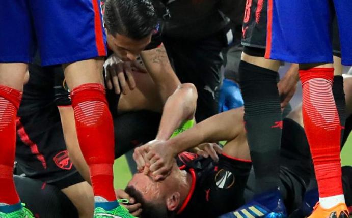 Laurent Koscielny vom FC Arsenal liegt verletzt am Boden. Foto: Adam Davy/PA Wire
