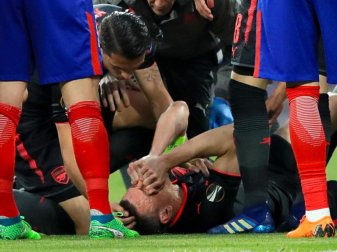Laurent Koscielny vom FC Arsenal liegt verletzt am Boden. Foto: Adam Davy/PA Wire Laurent Koscielny vom FC Arsenal liegt verletzt am Boden. Foto: Adam Davy/PA Wire