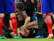 Laurent Koscielny vom FC Arsenal liegt verletzt am Boden. Foto: Adam Davy/PA Wire