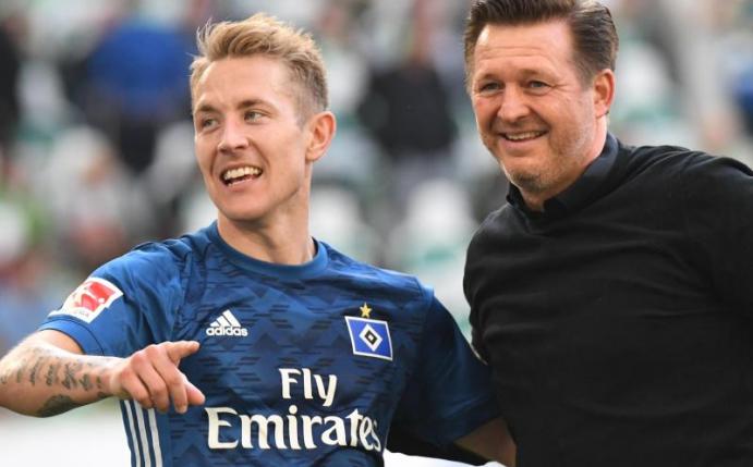 HSV-Trainer Christian Titz (r) jubelt mit Lewis Holtby nach dem Sieg über den VfL Wolfsburg. Nun geht es bei Eintracht Frankfurt um Punkte. Foto: Peter Steffen