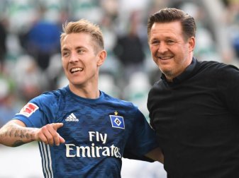 HSV-Trainer Christian Titz (r) jubelt mit Lewis Holtby nach dem Sieg über den VfL Wolfsburg. Nun geht es bei Eintracht Frankfurt um Punkte. Foto: Peter Steffen HSV-Trainer Christian Titz (r) jubelt mit Lewis Holtby nach dem Sieg über den VfL Wolfsburg. Nun geht es bei Eintracht Frankfurt um Punkte. Foto: Peter Steffen