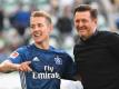 HSV-Trainer Christian Titz (r) jubelt mit Lewis Holtby nach dem Sieg über den VfL Wolfsburg. Nun geht es bei Eintracht Frankfurt um Punkte. Foto: Peter Steffen