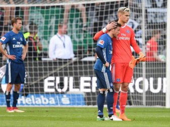 Die Hamburger Matti Steinmann (l-r), Nicolai Müller und Julian Pollersbeck scheinen fassungslos nach Spielende in Frankfurt. Foto: A. Dedert Die Hamburger Matti Steinmann (l-r), Nicolai Müller und Julian Pollersbeck scheinen fassungslos nach Spielende in Frankfurt. Foto: A. Dedert