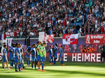 Nach der Niederlage in Leipzig stehen die Wolfsburger Spieler deprimiert vor ihren aufgebrachten Fans. Foto: Jan Woitas Nach der Niederlage in Leipzig stehen die Wolfsburger Spieler deprimiert vor ihren aufgebrachten Fans. Foto: Jan Woitas