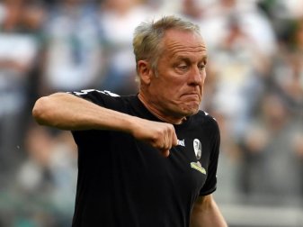 Der sichtlich gestresste Freiburger Trainer Christian Streich hofft das seine Spieler dem Druck standhalten. Foto: Federico Gambarini