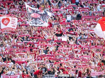 Die Kölner Fans feiern ihre Mannschaft und lassen fast vergessen, dass der Abstieg schon vor dem Spiel gegen die Bayern klar war. Foto: Marius Becker Die Kölner Fans feiern ihre Mannschaft und lassen fast vergessen, dass der Abstieg schon vor dem Spiel gegen die Bayern klar war. Foto: Marius Becker