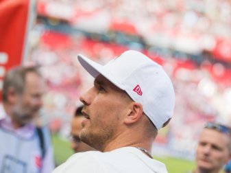 Lukas Podolski hat eine Rückkehr zum 1. FC Köln immer wieder als großen Traum bezeichnet. In der Halbzeit spricht er mit den Fans. Foto: Rolf Vennenbernd Lukas Podolski hat eine Rückkehr zum 1. FC Köln immer wieder als großen Traum bezeichnet. In der Halbzeit spricht er mit den Fans. Foto: Rolf Vennenbernd