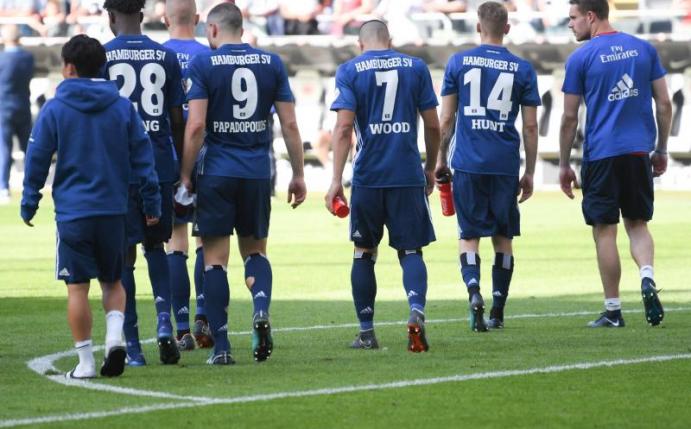 Es ist schwer für die Hamburger Spieler nach der Niederlage in Frankfurt noch Optimismus zu verbreiten. Foto: Arne Dedert