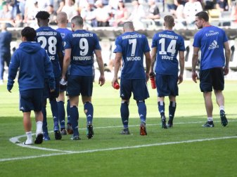 Es ist schwer für die Hamburger Spieler nach der Niederlage in Frankfurt noch Optimismus zu verbreiten. Foto: Arne Dedert Es ist schwer für die Hamburger Spieler nach der Niederlage in Frankfurt noch Optimismus zu verbreiten. Foto: Arne Dedert