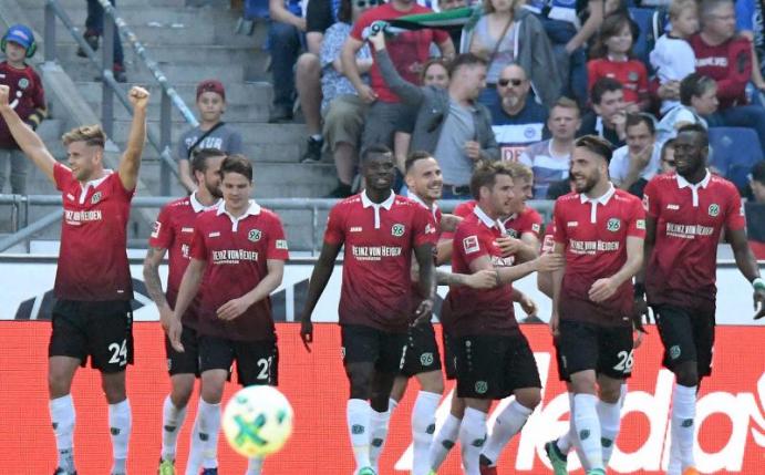 Die Spieler von Hannover 96 feiern den 3:0-Sieg über Hertha. Foto: Peter Steffen