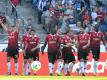 Die Spieler von Hannover 96 feiern den 3:0-Sieg über Hertha. Foto: Peter Steffen