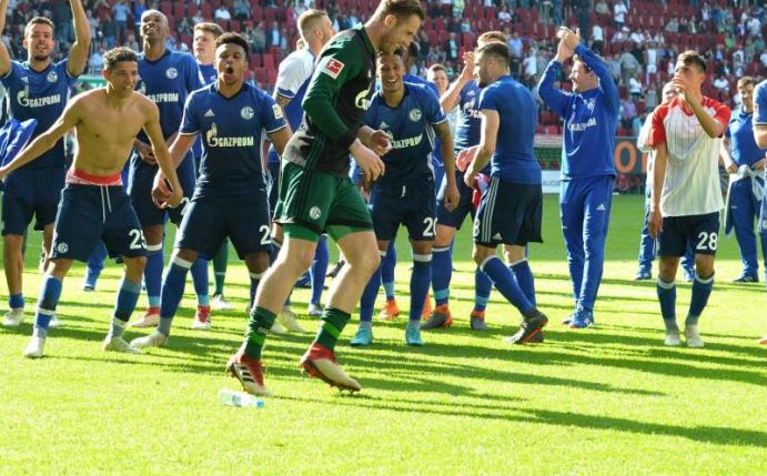 Schalkes Spieler feiern nach dem Sieg in Augsburg ausgelassen die Vize-Meisterschaft. Foto: Stefan Puchner