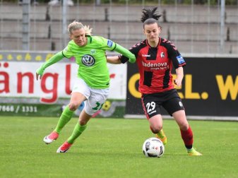 Lara Dickenmann (l) schoss das wichtige 1:0 für Wolfsburg. Foto: Uli Deck Lara Dickenmann (l) schoss das wichtige 1:0 für Wolfsburg. Foto: Uli Deck