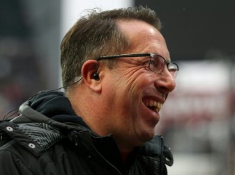 Trainer Kauczinski freut sich über den Klassenerhalt Trainer Kauczinski freut sich über den Klassenerhalt