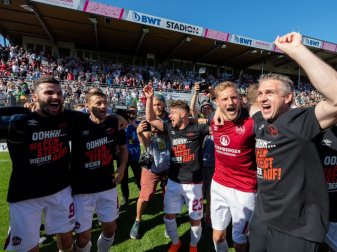 Nürnbergs Spieler jubeln nach dem Spiel in Sandhausen. Foto: Daniel Maurer Nürnbergs Spieler jubeln nach dem Spiel in Sandhausen. Foto: Daniel Maurer