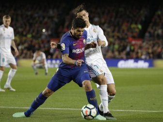 Barcelonas Luis Suarez und Reals Cristiano Ronaldo (r) führen einen harten Zweikampf. Foto: Emilio Morenatti/AP Barcelonas Luis Suarez und Reals Cristiano Ronaldo (r) führen einen harten Zweikampf. Foto: Emilio Morenatti/AP