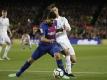 Barcelonas Luis Suarez und Reals Cristiano Ronaldo (r) führen einen harten Zweikampf. Foto: Emilio Morenatti/AP