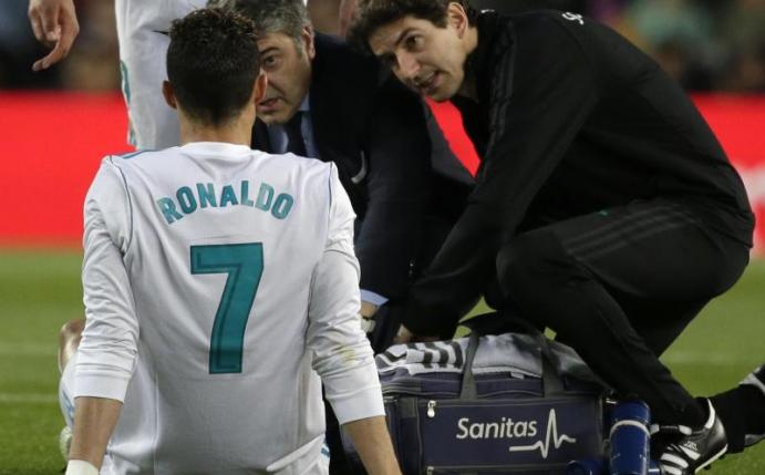 Real Madrids Star Cristiano Ronaldo musste während der Partie am linken Knöchel behandelt werden. Foto: Emilio Morenatti/AP