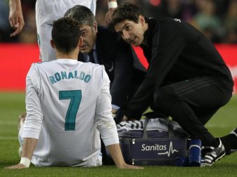 Real Madrids Star Cristiano Ronaldo musste während der Partie am linken Knöchel behandelt werden. Foto: Emilio Morenatti/AP Real Madrids Star Cristiano Ronaldo musste während der Partie am linken Knöchel behandelt werden. Foto: Emilio Morenatti/AP