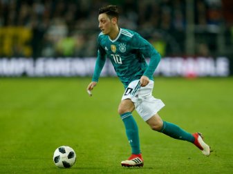 Mesut Özil selbst sieht seinen Einsatz bei der WM für das deutsche Team nicht gefährdet. Foto: Ina Fassbender Mesut Özil selbst sieht seinen Einsatz bei der WM für das deutsche Team nicht gefährdet. Foto: Ina Fassbender