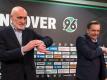 Für Sportdirektor Horst Heldt (r) und Hannover 96s Präsident Martin Kind ist das Wechsel-Intermezzo kein Thema mehr. Foto: Peter Steffen